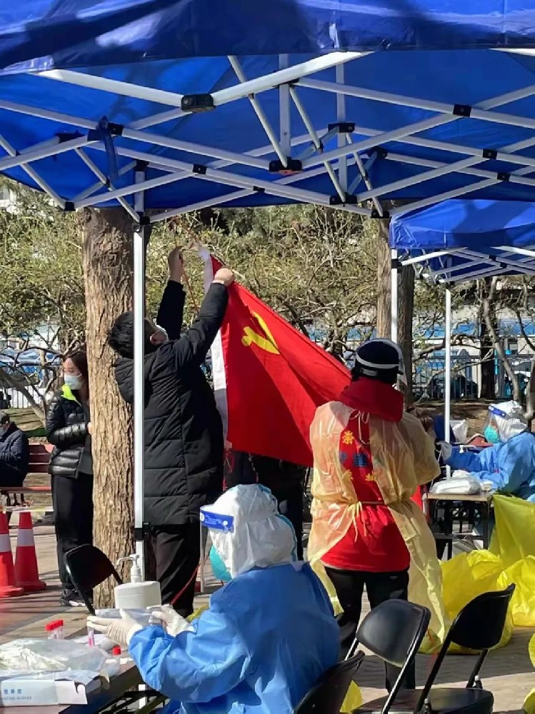 致敬社區(qū)工作者“您們辛苦了！” ——大龍集團(tuán)黨委為核酸檢測工作人員送溫暖
